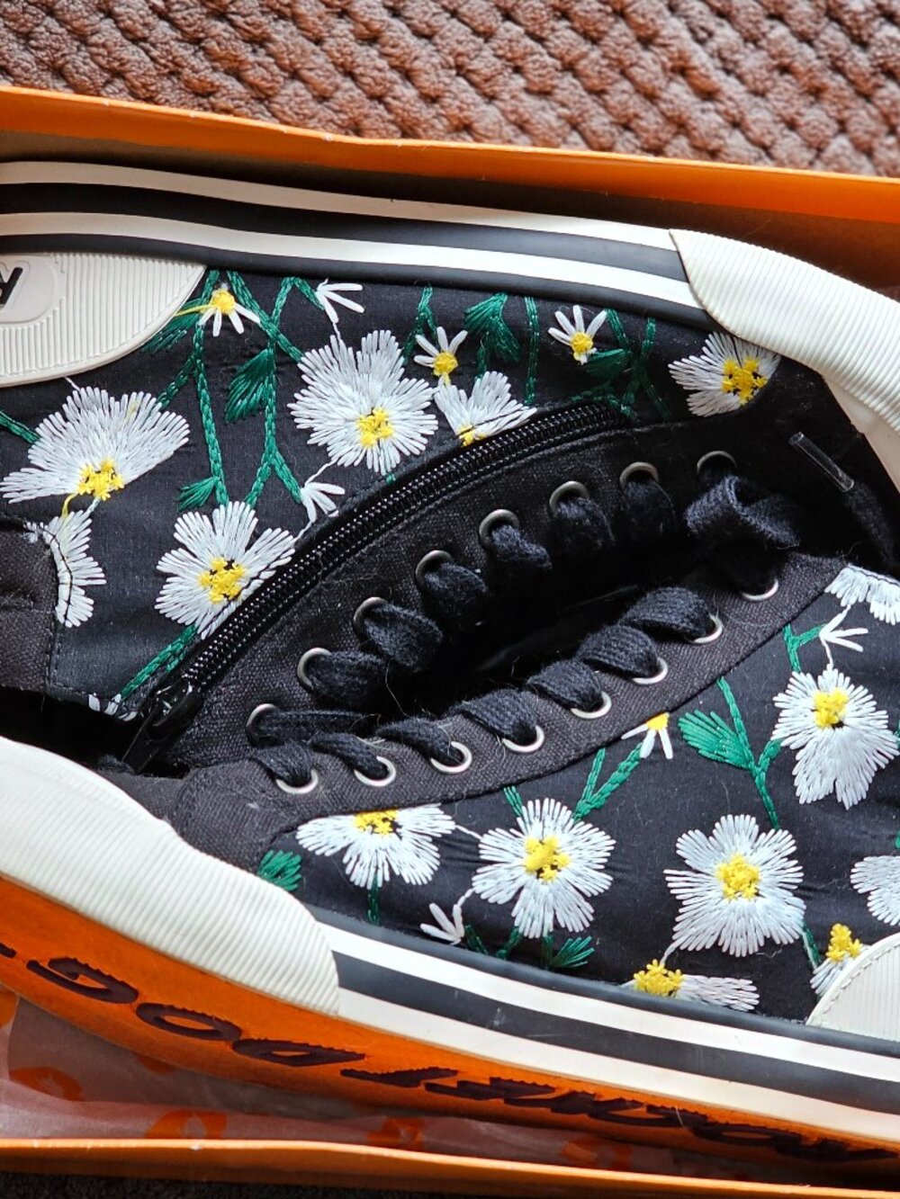 Jazzin Hi Sneaker (Black/Angelica print)